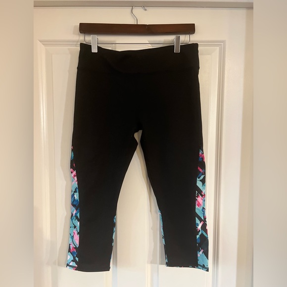 Fabletics capri leggings in black with geometric print design. - Picture 3 of 6